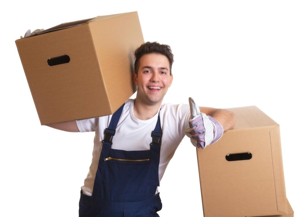Freundlicher Mitarbeiter beim Verladen von Umzugskartons in Homberg.