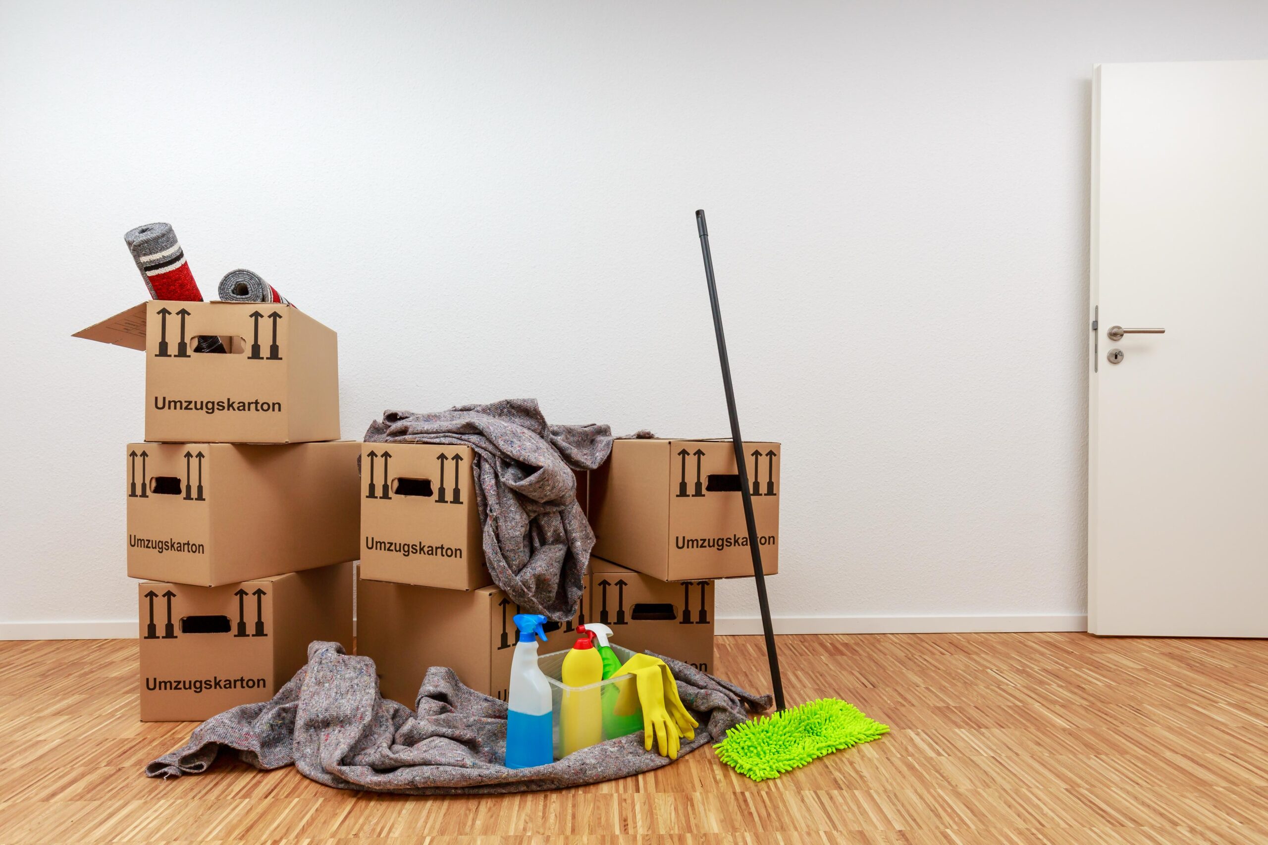 Reinigungsmittel in leerer Wohnung bereit für die Übergabe in Homberg.